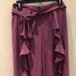 Plum pants with a tie